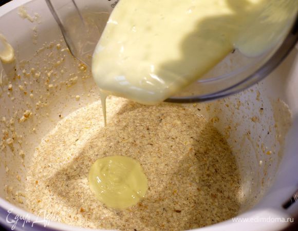 Оливковое масло погружным блендером взбиваем в пену с молоком. Вводим в наше тесто, перемешиваем венчиком. 