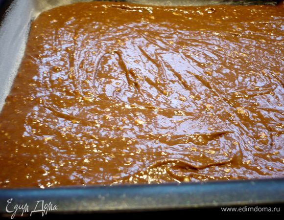 Затем смешиваем муку с разрыхлителем, добавляем какао, перемешиваем и просеиваем в тесто. Перемешиваем лопаточкой. Прямоугольную форму (у меня 20 на 30 см) смазываем сливочным маслом, присыпаем  дно и бока мукой. Выкладываем наше тесто и выравниваем верх, пару раз я ударила формой о стол, чтобы равномерно распределить тесто по форме. Ставим в духовку на 35 минут. 