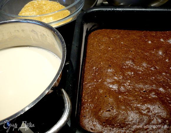 Достаем пирог из духовки, даем ему постоять пару минут, затем осторожно перекладываем его на решетку и даем ему слегка остыть. А пока завариваем два пакетика чая или, если у вас чай развесной, 1 столовую ложку, в поллитре кипятка. Даем настояться в течение 10 минут. Извлекаем чай или процеживаем его. Смешиваем чай с молоком. В отдельной емкости смешиваем два вида сахара. Пирог разрезаем на ромбики. 