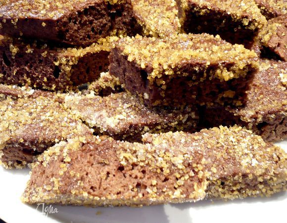 Совсем легко обмакиваем каждое пирожное с одной и с другой стороны в чае с молоком, не нужно его полностью погружать в чай, достаточно всего одной полсекунды с одной стороны и также одного мгновения - с другой. А теперь каждое пирожное обваливаем с двух сторон в сахаре, может быть, вам, как и мне, придется слегка досыпать сахара. Вот они, готовые к обжариванию пирожные.