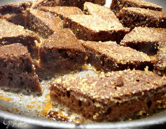 Обжаривала я пирожные двумя партиями. Поэтому сначала растапливаем 1 ст.л. сливочного масла на сковороде и обжариваем первую партию наших пирожных до карамельной корочки, не бросайте их без присмотра, все очень быстро! Всего пара минут — и готово дело!