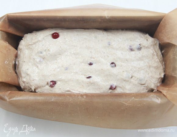 Выложить тесто на расстойку в форму (или на бумагу/коврик). Оставить на подъём ещё на 2 часа.