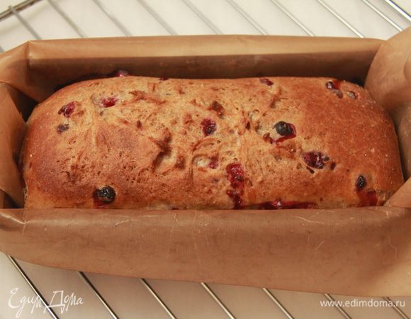 Выпекать при 220*С с паром 10 минут, затем без пара ещё 20 минут при 180*С. Остудить на решётке.