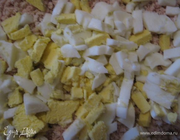 Варим яйца. Нарезаем. И выкладываем еще один слой.