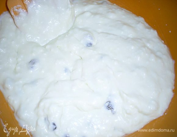 Начнем с приготовления начинки. Для этого все ингредиенты, кроме изюма и лаваша, взбиваем блендером до однородности. Затем добавляем в начинку предварительно промытый изюм и перемешиваем. Начинка готова!