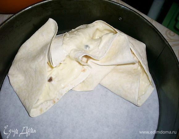 Подготовим форму для выпекания. Чтоб пирог получился высоким, рекомендую брать круглую форму диаметром 18-20см. У меня под рукой была форма 23см, поэтому пирог получился низким, но не менее вкусным)) Дно формы выстилаем пергаментом. Лист лаваша с начинкой сминаем и кладем в форму, сухим лавашом вниз.  