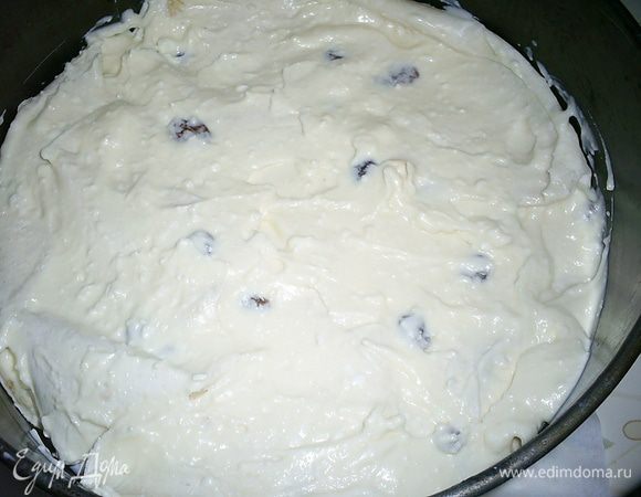 У нас осталась примерно треть начинки. Смазываем ей наш пирожок сверху, выравнивая поверхность. 