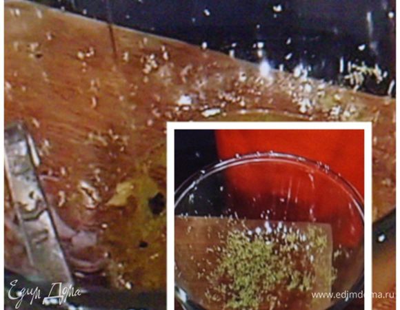 Лимон и лайм помыть, снять немного цедры и выдавить сок. Бокалы заранее охладить в холодильнике. Желток отделить от белка. Мелко разломать палочки савоярди.