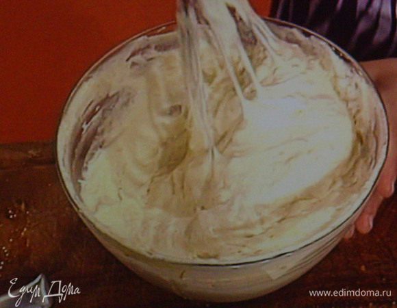 Миксером збить белок до устойчивых пиков. Взбить сливки до лёгкой консистенции. Маскарпоне соединить с йогуртом,  подвзбитыми сливками, обоими видами сахара, соком лимона и лайма.  Вмешать аккуратно взбитый белок. Приправить цедрой лимона и лайма. Получается нежный воздушный  крем с цитрусовым ароматом.