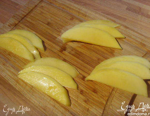 Манго (обязательно спелые плоды) очистить от шкурки, срезать мякоть с кости. Красивые кусочки порезать на тонкие пластины, они нам понадобятся для сервировки. Остальную мякоть пюрировать в блендере с мадерой или любым сладким вином (можно заменить на сироп).