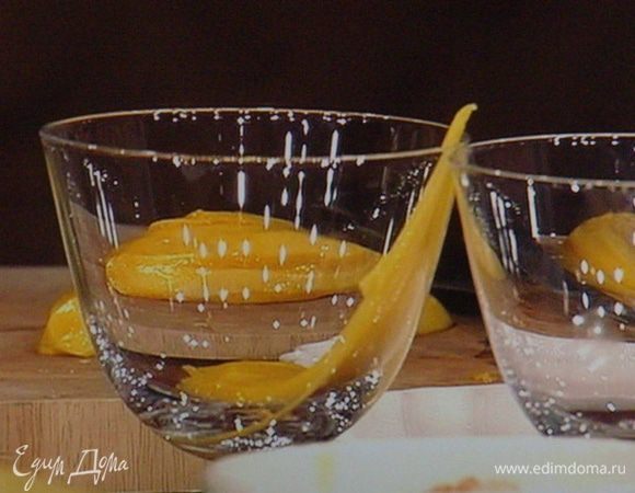 В бокал выкладываем манговые слайсы.