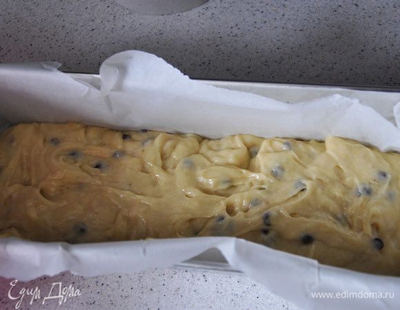 Яйца слегка взбить с сахаром, добавить разрыхлитель и муку. Затем добавить бананы, перемешать.  Всыпать шоколадные капли и вылить в форму для запекания. Выпекать при 180 гр около 45 минут