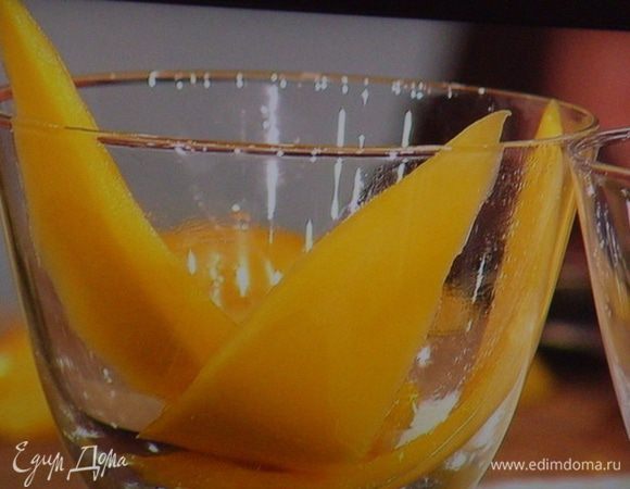 По 3 слайса в каждый бокал будет достаточно.