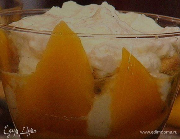Затем выкладываем слоями: немного бисквита савоярди, несколько капель лимончелло( можно заменить на лимонад: воду+сахар+сок лимона), манговое пюре и слой крема. Так повторяем два раза до полного заполнения бокала.