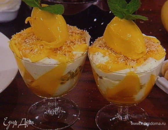 Верхний слой : немного пюре и крошка савоярди. Украшаем мятой. У меня последним аккордом является манговое сорбе. Для сорбе понадобится 2 листика желатина (его замочить в холодной воде). Мякоть 2 спелых манго пюрировать в блендере с 100 мл мангового сока  и 100 г сахара. Можно добавить сок 1 лимона. Перложить смесь в кастрюльку и нагреть(не кипятить). Растворить в манговой смеси желатин и поместить  в машинку для мороженого или в морозилку мин. на 6 часов, ежечасно интенсивно помешивая.