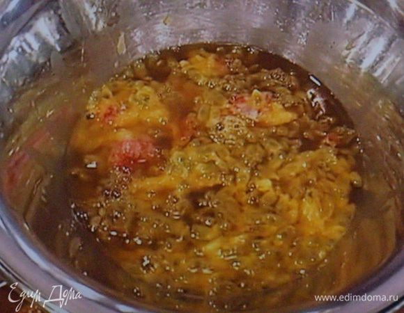 Это мякоть маракуйи, она ароматная и придаёт манговому пюре необычайную экзотическую нотку. Хотя этот ингридиент можно упустить. Приятного аппетита!!!