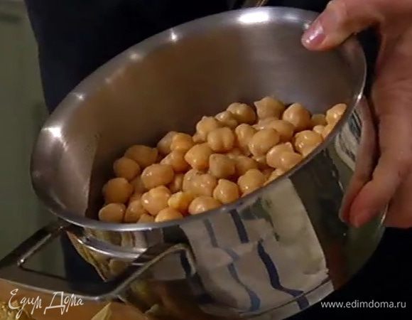 Нут предварительно замочить, добавить соду и оставить на ночь. Утром горох промыть, залить свежей водой и без соли отварить до готовности согласно инструкции на упаковке.