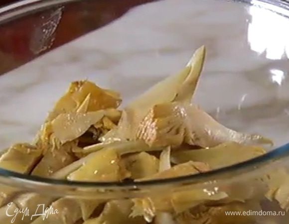 Артишоки разрезать вдоль на 4 части.