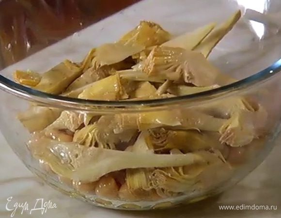 К готовому нуту добавить 2 ст. ложки оливкового масла и артишоки.