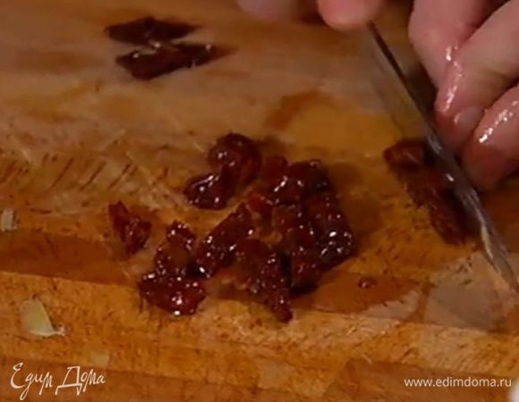 Вяленые помидоры мелко порезать.