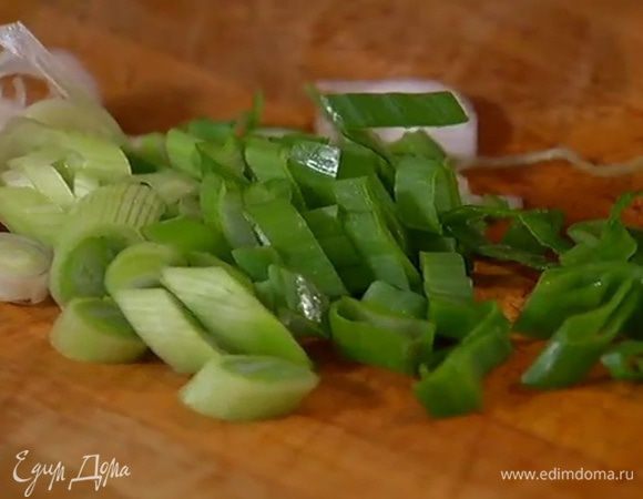 Зеленый лук порезать наискосок.