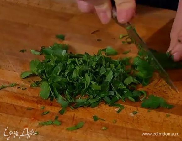 Петрушку мелко порубить.