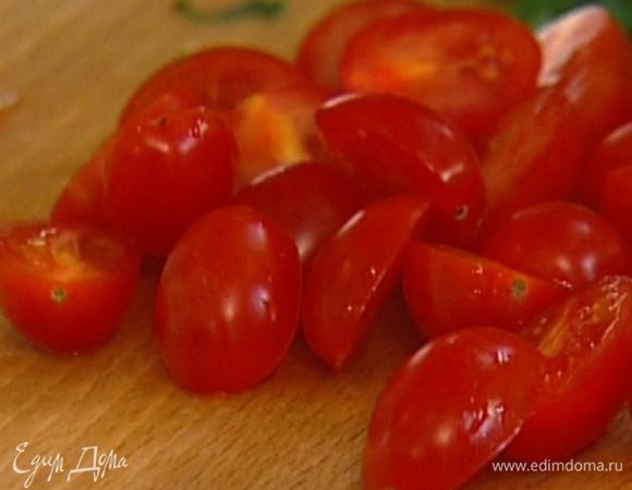 Помидоры черри разрезать пополам.
