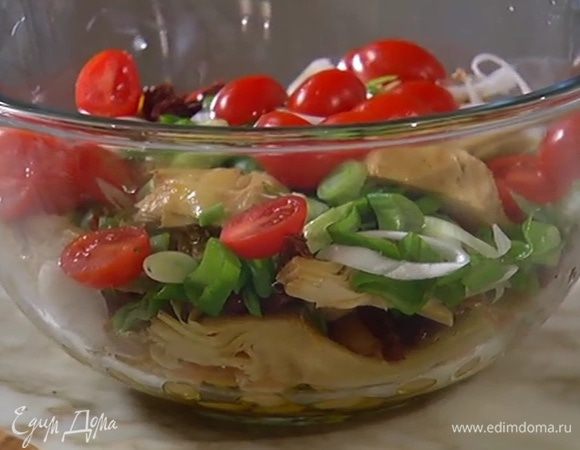 К гороху с артишоками добавить вяленые помидоры, зеленый лук, черри и петрушку.