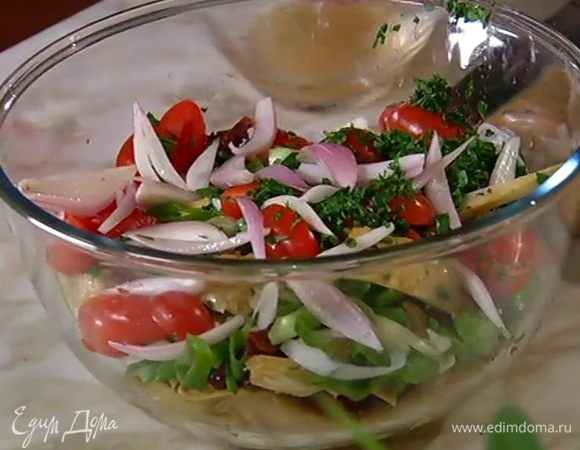 Шалот, слив маринад в другую емкость, добавить в салат.