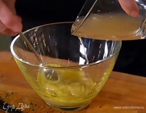 Приготовить заправку: соединить дижонскую горчицу, оставшееся оливковое масло и 1–2 ст. ложки уксуса с лимонным соком, где мариновался лук, посолить, поперчить и все перемешать.