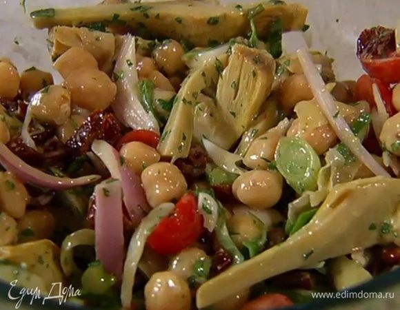 Полить салат заправкой, перемешать и выложить на блюдо.