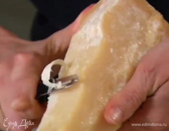 Пармезан нарезать тонкими хлопьями и посыпать салат.