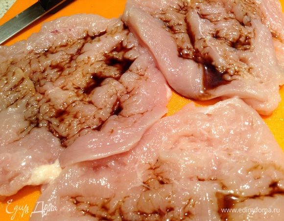 На каждый кусочек филе вылить ст ложку соевого соуса. Оставить на 15 минут.