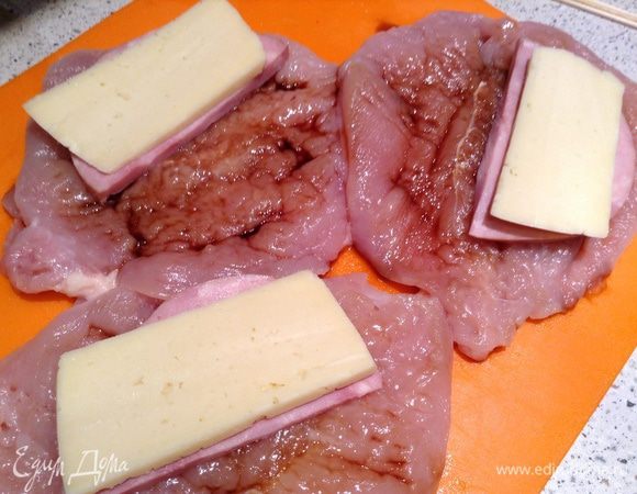 На половинку грудки выложить ветчину, сыр..