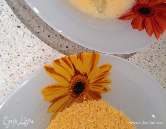 Обвалять в яйце и сухарях.