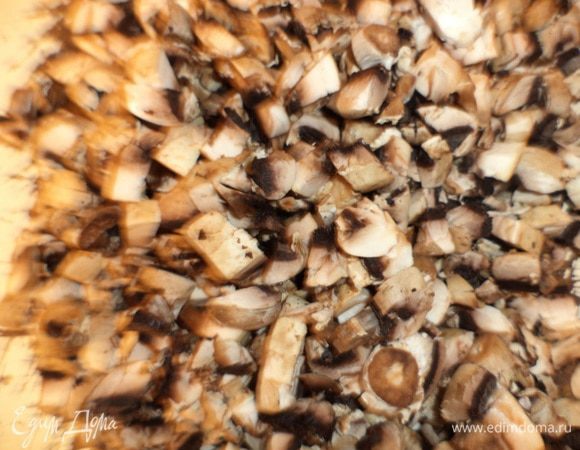 Шампиньоны, луковицу и болгарский перец нарезать маленькими кубиками. Зелень мелко нарезать.