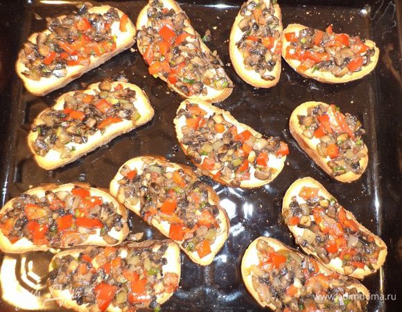 Обжаренные грибы с перцем выложить на кусочки батона. Запекать при температуре 180 градусов 5 минут.