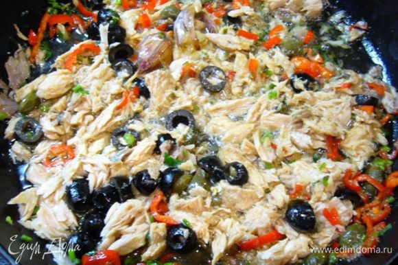 Теперь можно отправлять в сковороду тунца, размять его прямо в сковороде, добавить оливки.