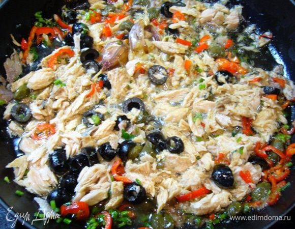 Теперь можно отправлять в сковороду тунца, размять его прямо в сковороде, добавить оливки.