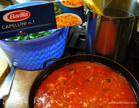Приправить щедрой щепоткой корицы, влить пассату (можно добавить 800 г рубленных томатов в собственном соку).
Листья петрушки крупно порубить.
Закипевшую воду для спагетти посолить, отправить в кастрюлю спагетти. Данный вид спагетти от Barilla варится всего 3 минуты. Я дала им покипеть всего две минуты, слила воду (часть воды сохранила).
