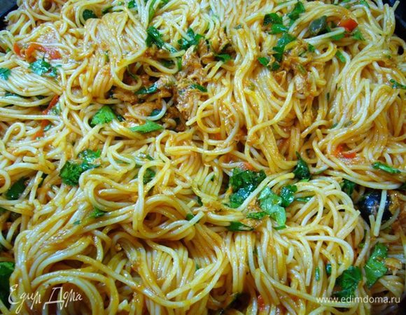 Из сковороды с соусом вынуть чеснок, переложить спагетти в соус. Добавить большую часть петрушки, выжать лимонный сок, сбрызнуть оливковым маслом первого отжима. Хорошо перемешать. Если нужно, добавить воды от варки спагетти (в моем случае не потребовалось).