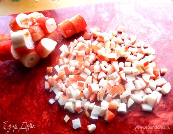 Для начала размораживаем крабовые палочки и мелко нарежем.