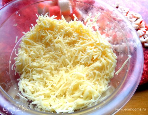 Сыр натереть мелко.