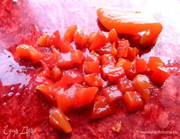 Достаём из зимних заготовок маринованный перчик и мелко нарежем. Рецепт можно посмотреть здесь: http://www.edimdoma.ru/retsepty/59946-marinovannyy-perets