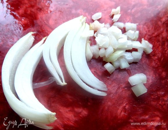 Лук как можно мельче покрошить.