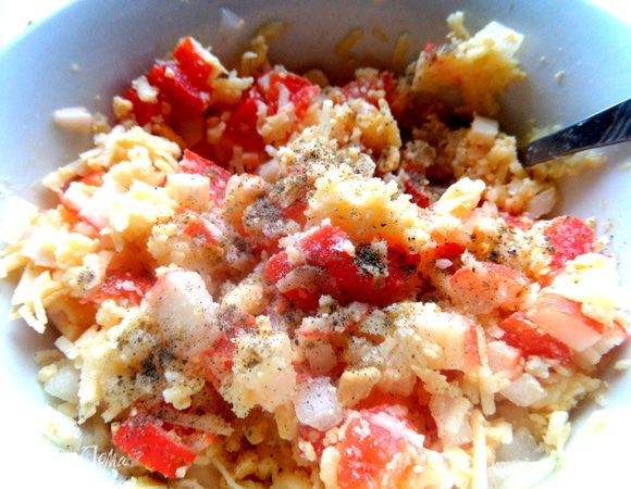 Перемешиваем, солим, перчим.