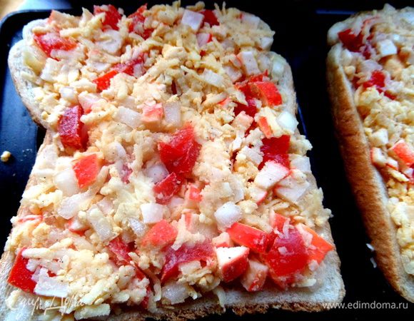 На бутербродницу кладём по ломтику хлеба,смазав его снизу маслом. Сверху прижимаем начинку.