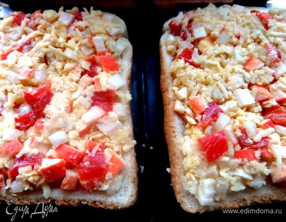 Если у Вас нет бутербродницы, жарим их в духовке,присыпав ещё сверху сыром для корочки.