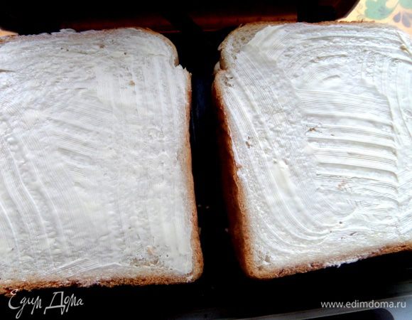 Продолжим про бутербродницу))) Намажем следующую пару ломтей хлеба маслом и уже кладём маслом вверх.