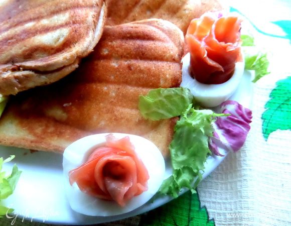 Спросите: где белок? Я решила его подать отдельно, так как начинки уже явно хватало по объёму, иначе трудно будет закрыть крышку.